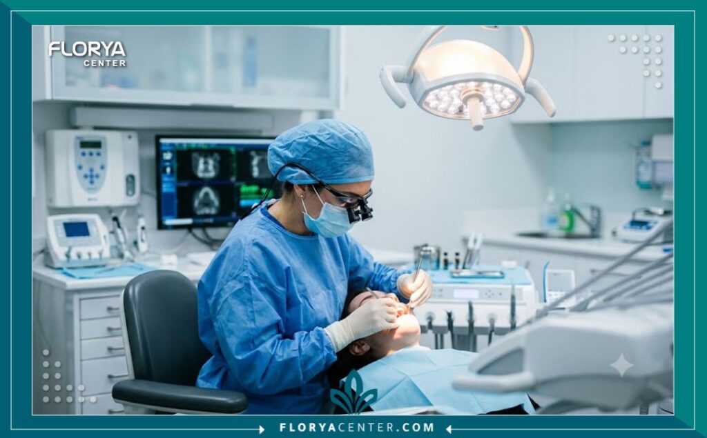 عيادة اسنان في تركيا 4 طبيب متخصص داخل غرفة علاج مجهزة بأحدث التقنيات في عيادة اسنان مرخصة في تركيا، مع التركيز على التعقيم الشامل.