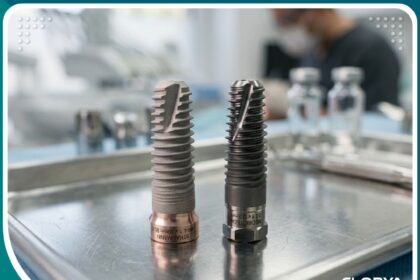 صورة مقربة عالية الدقة توضح الفرق بين زراعة الأسنان الألمانية والكورية وتفاصيل زرعات التيتانيوم.