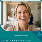 صورة مقربة لابتسامة مثالية ومشرقة بعد إجراء تجميل الأسنان في تركيا، تظهر أسنان بيضاء متناسقة وجذابة.