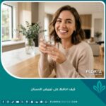 امرأة تبتسم بأسنان بيضاء ناصعة، صورة تعبيرية عن كيفية الحفاظ على تبييض الأسنان.