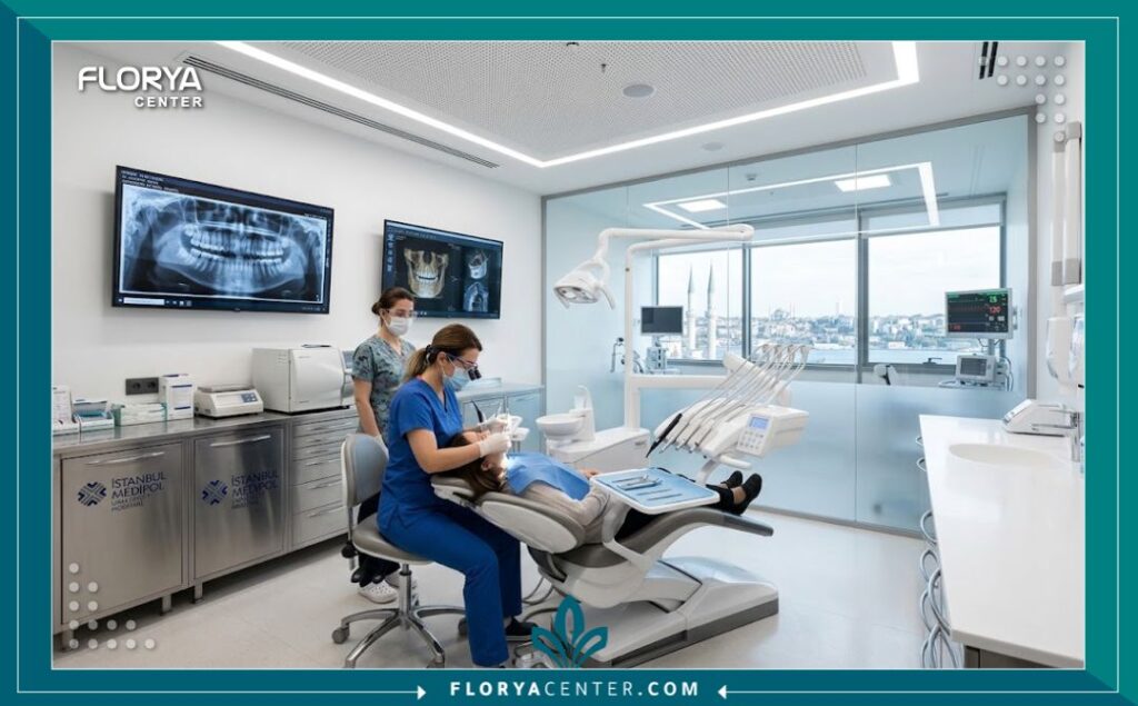 غرفة عمليات حديثة ومجهزة بأحدث التقنيات لزراعة الأسنان في مركز طبي فاخر بإسطنبول.