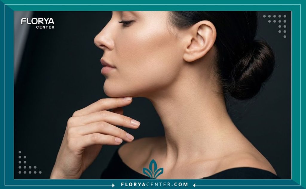 جراحة الفك السفلي التجميلية 5 صورة جانبية لعارضة تبرز التناسق المثالي لخط الفك والذقن بعد عملية نحت الفك السفلي.