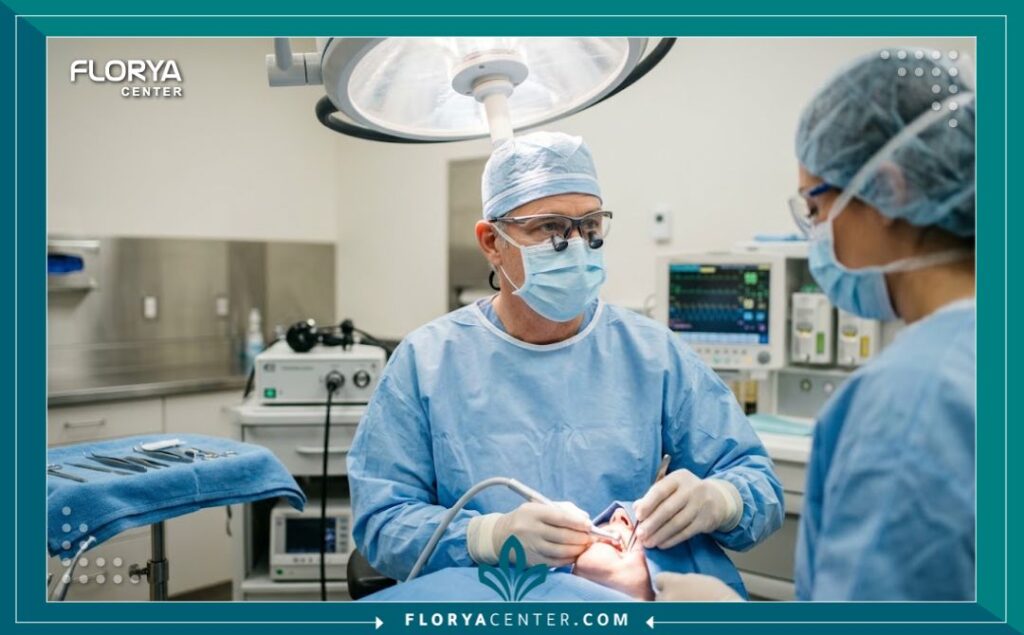 خلع جراحي لضرس العقل المدفون 4 طبيب جراحة وجه وفكين متخصص أثناء إجراء جراحة لاستخراج ضرس عقل مطمور في غرفة عمليات معقمة.