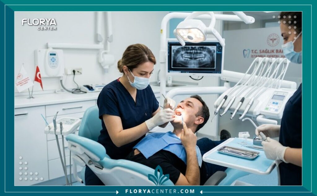 علاج جفاف الفم في تركيا 4 طبيب أسنان خبير يقوم بفحص حالة مريض داخل مركز طبي متطور مخصص لعلاج جفاف الفم في تركيا.
