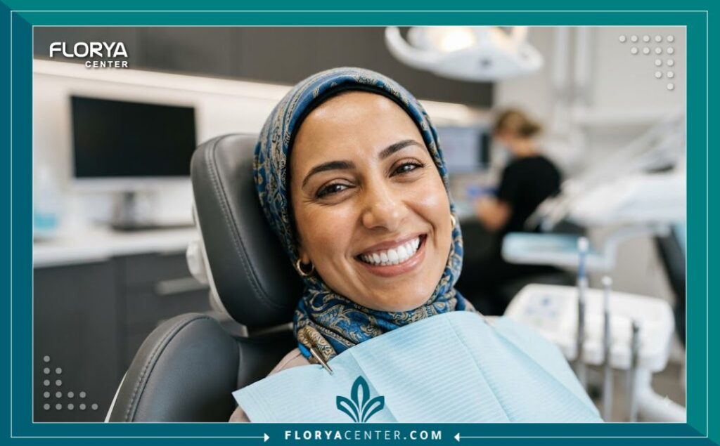 ابتسامة مثالية لمريضة سعيدة بعد الانتهاء من تجميل الأسنان في مركز أسنان عائلي في تركيا