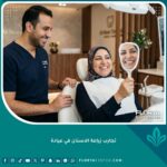 مريض سعيد ينظر في المرآة بعد تجربة زراعة الأسنان الناجحة، يعكس مصداقية العيادة وجودة العمل