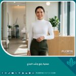 سيدة متألقة بقوام متناسق بعد إجراء عملية رفع وشد الجذع في عيادة تجميل فخمة.