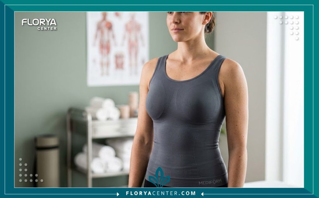 نتائج عملية تجميل الثدي التثبيتي ونحت الخصر تظهر على قوام عارضة ترتدي مشد طبي، إبراز شكل الساعة الرملية بعد الجراحة.