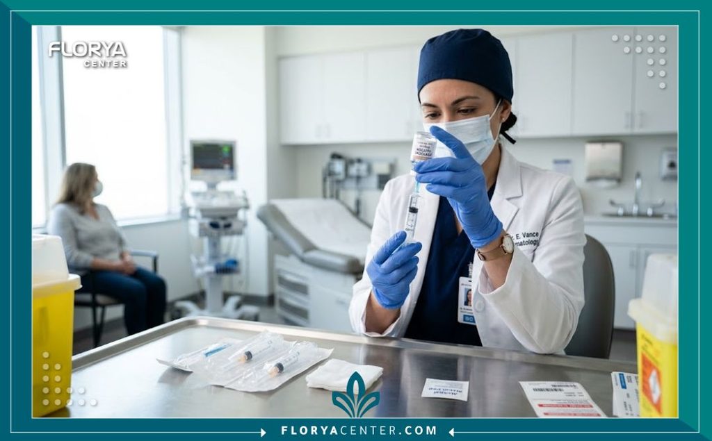 طبيب متخصص يجهز حقنة كورتيزون لعلاج الندبة اللحمية البارزة في عيادة تجميلية حديثة ومعقمة.