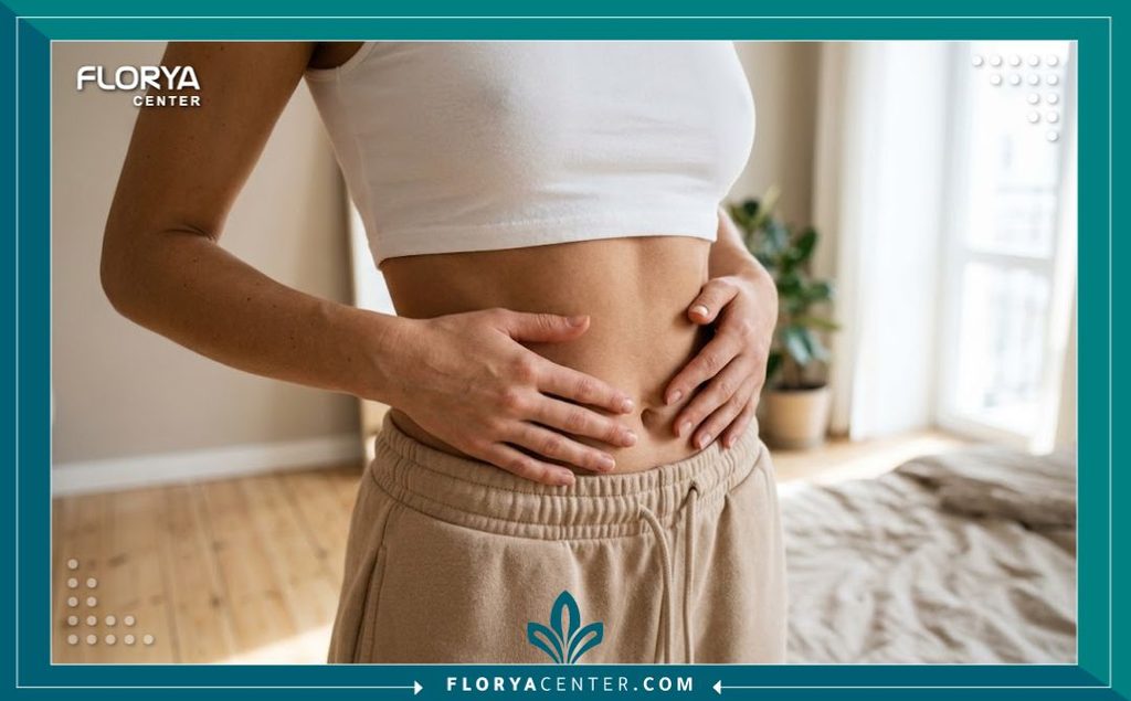 امرأة تتمتع ببطن مسطح ومشدود بعد التعافي الآمن والناجح من عملية شد البطن التجميلية.