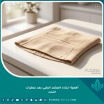 مشد طبي فاخر على طاولة بيضاء في عيادة تجميل، يبرز أهمية ارتداء المشد بعد عمليات النحت وشفط الدهون.