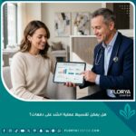 طبيب جراحة تجميل يشرح خيارات تقسيط عملية الشد على دفعات لمريضة داخل عيادة فخمة.